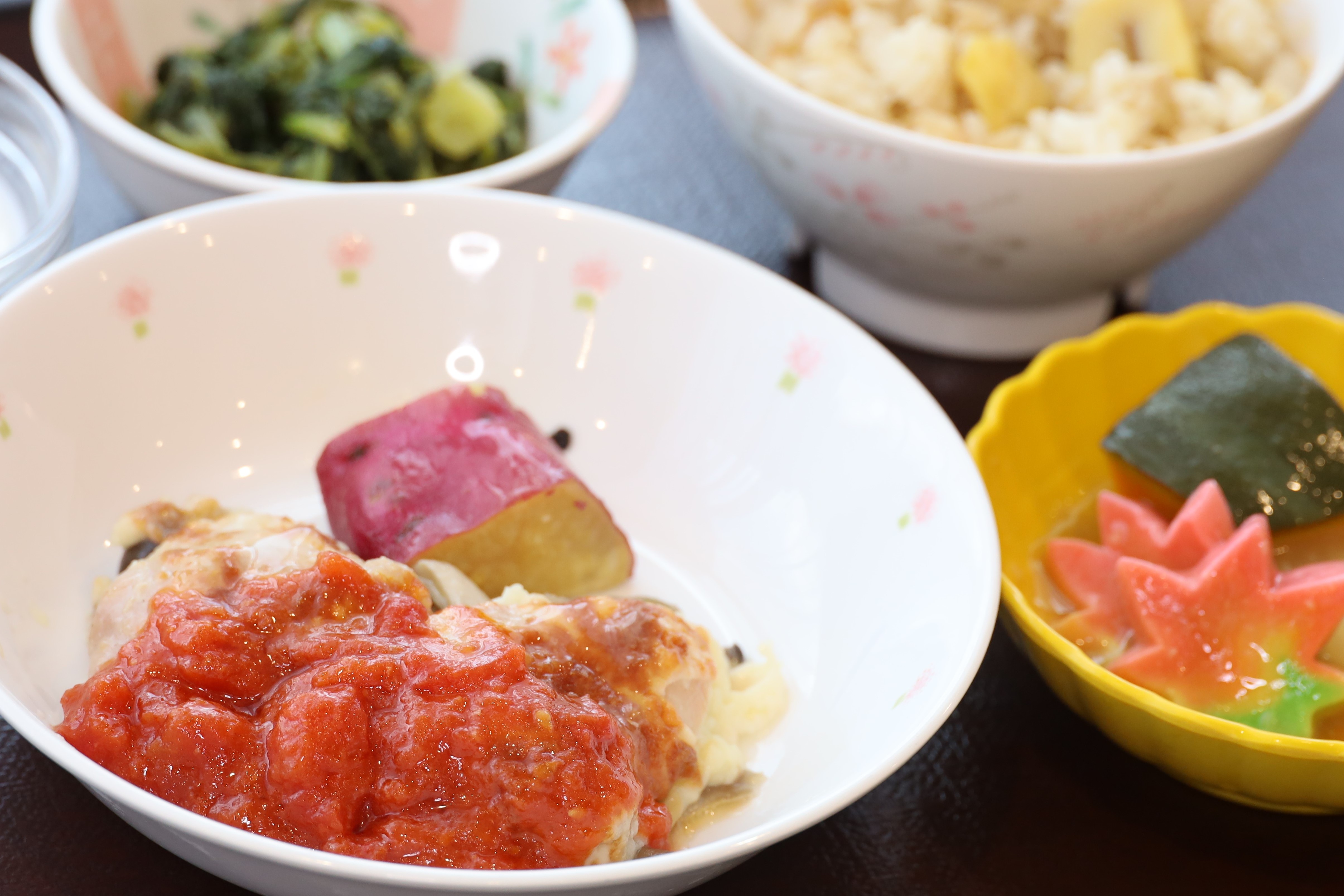 「チーズチキングリル・トマトソースがけ」と「白身魚の湯葉あんかけ」