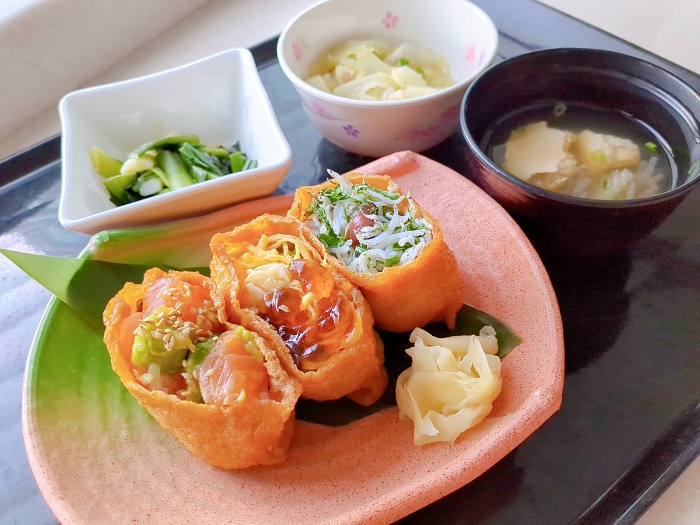 彩り稲荷寿司＆鶏もも肉レモン焼き野菜のグリル添え