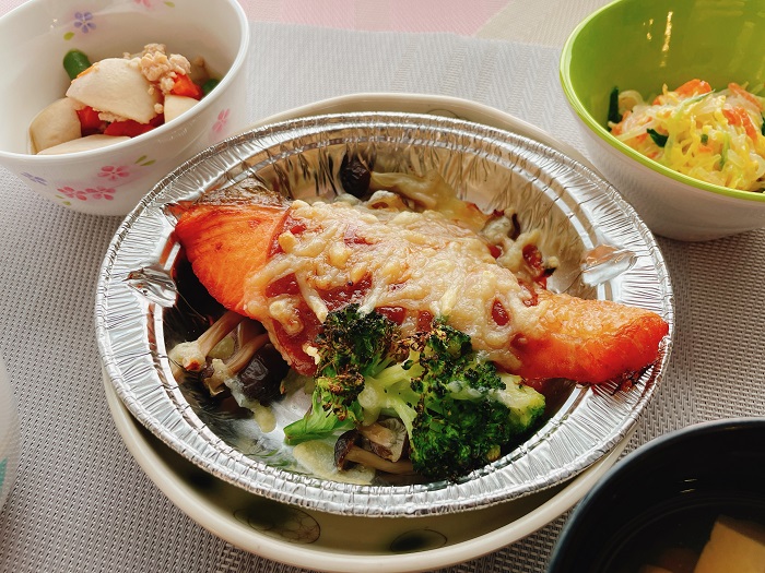 1月30日  鮭の味噌チーズホイル焼き・味噌煮込みハンバーグ 
～栄養士監修メニュー～