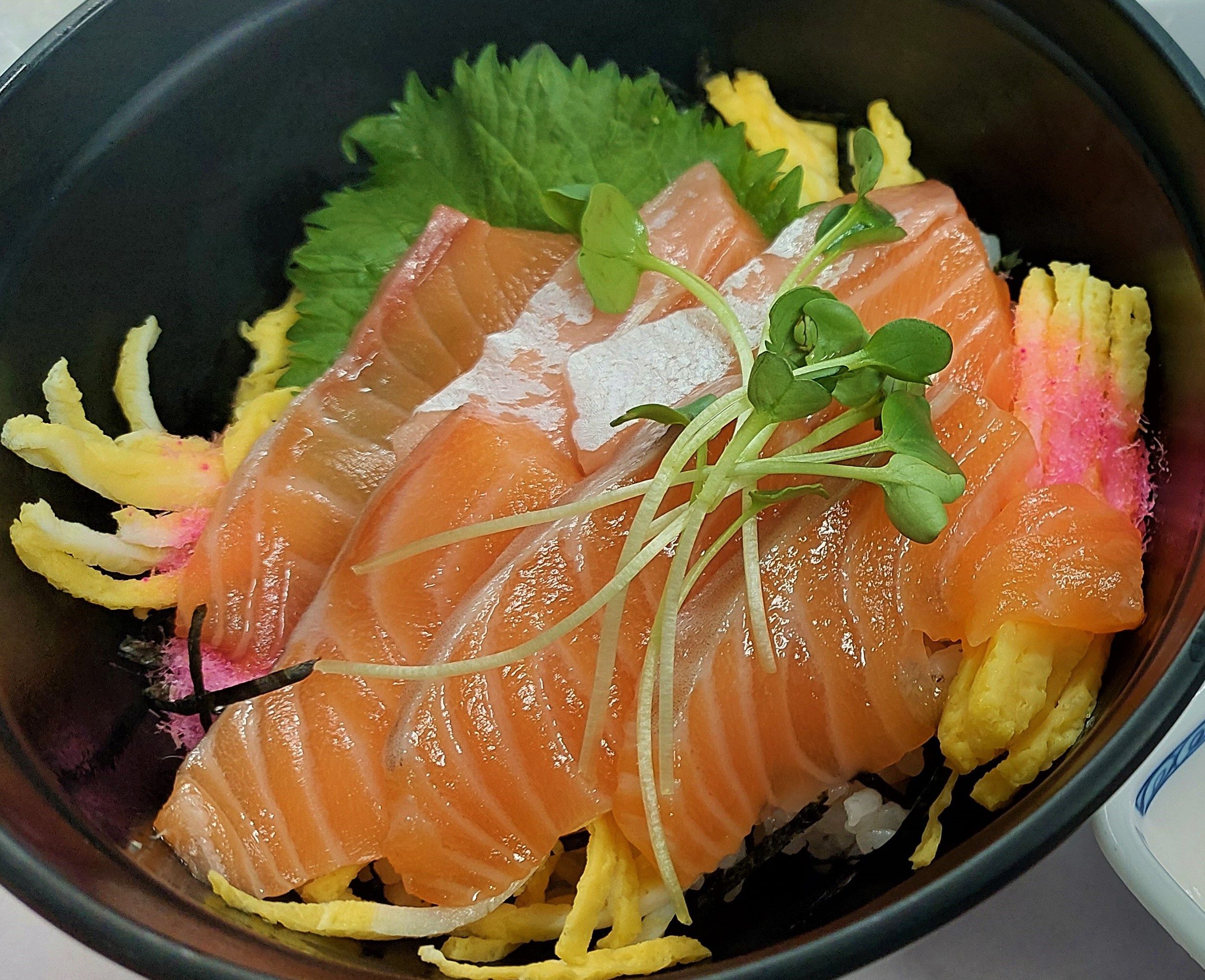 昼食【春分の日・サーモンのちらし寿司】