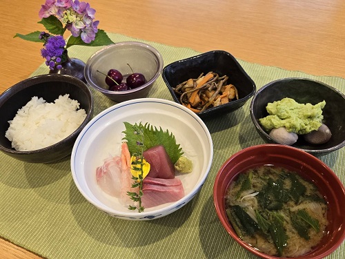 【夕食】牛皿・お刺身の盛合せ