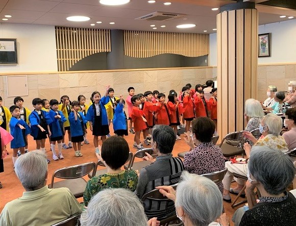 敬老のお祝い訪問（道後聖母幼稚園）