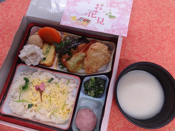 「お花見弁当」（昼食）