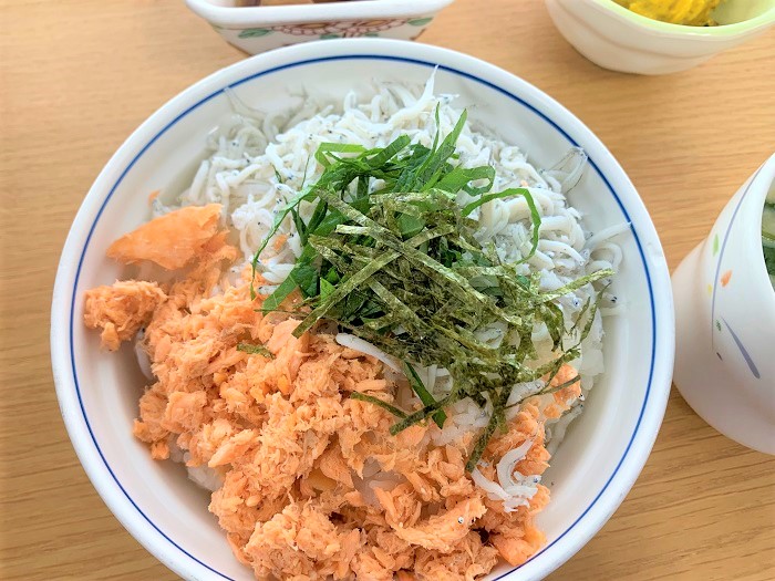 【昼食】サケとしらすの二色丼