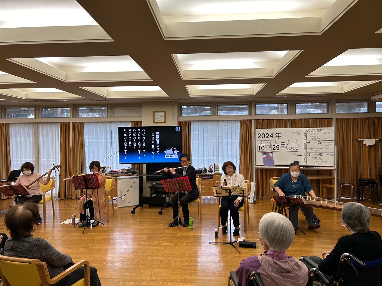 ボランティアグループ【はるる】の演奏会を行いました