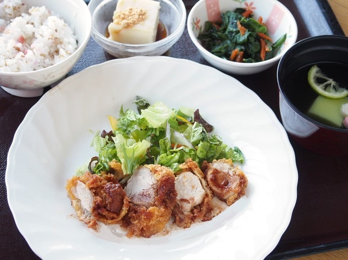 「豚ヘレカツ」と「小鯛の原塩ひと塩焼き」