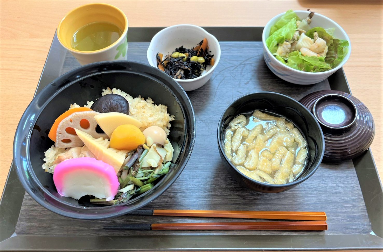 峠の釜めし丼
～横川、おぎのやの釜めしを丼にして再現いたしました～