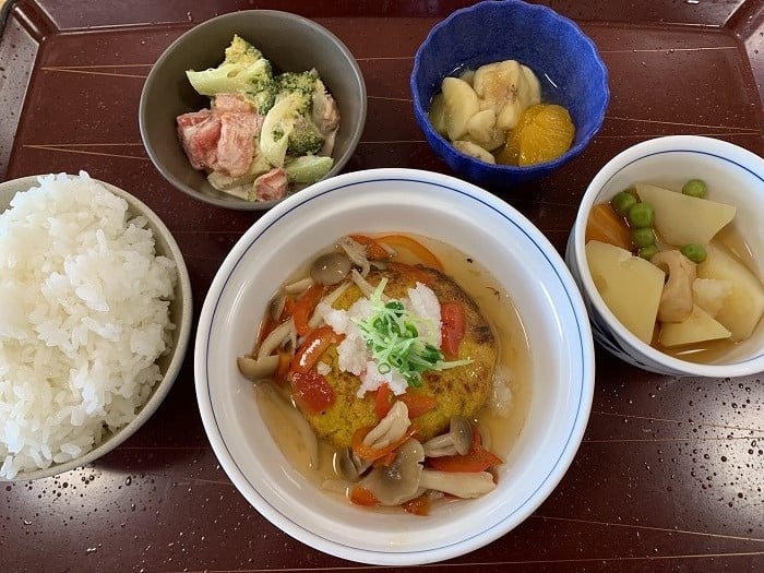【昼食】大豆たっぷり！黄色いハンバーグ