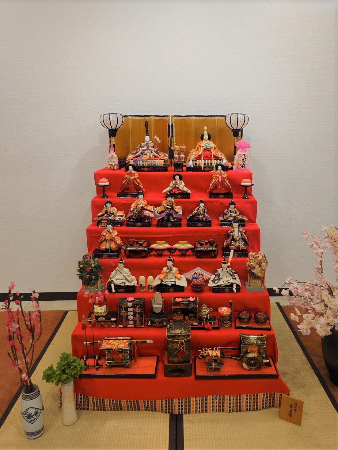 施設内にひな人形を飾りました