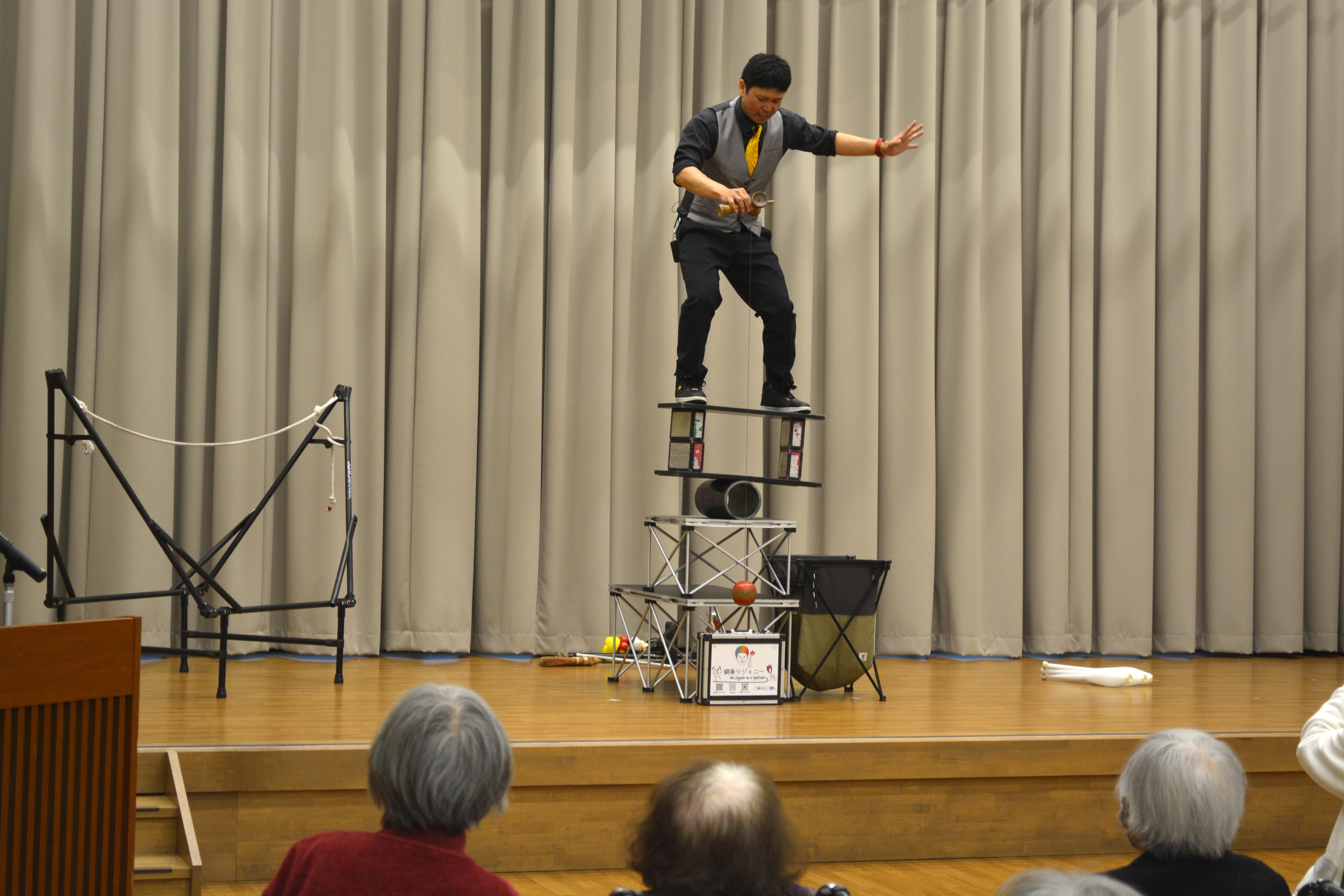 ひな祭りの会　綱乗りジョニーさん大道芸ショー