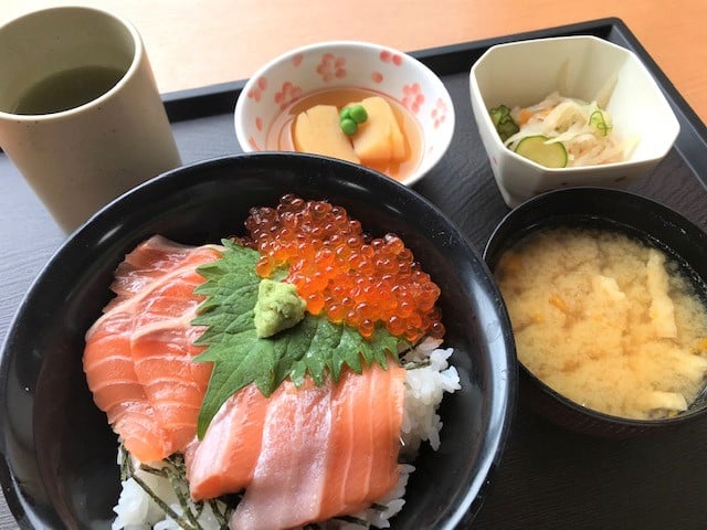 鮭の親子丼（昼食）