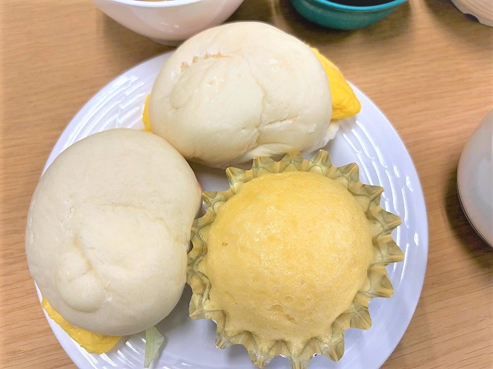 【昼食】白パンのオムレツサンド＆蒸しパン	
