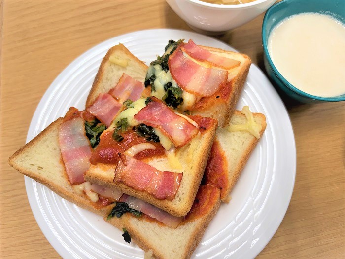 【昼食】ほうれん草とベーコンのピザトースト
