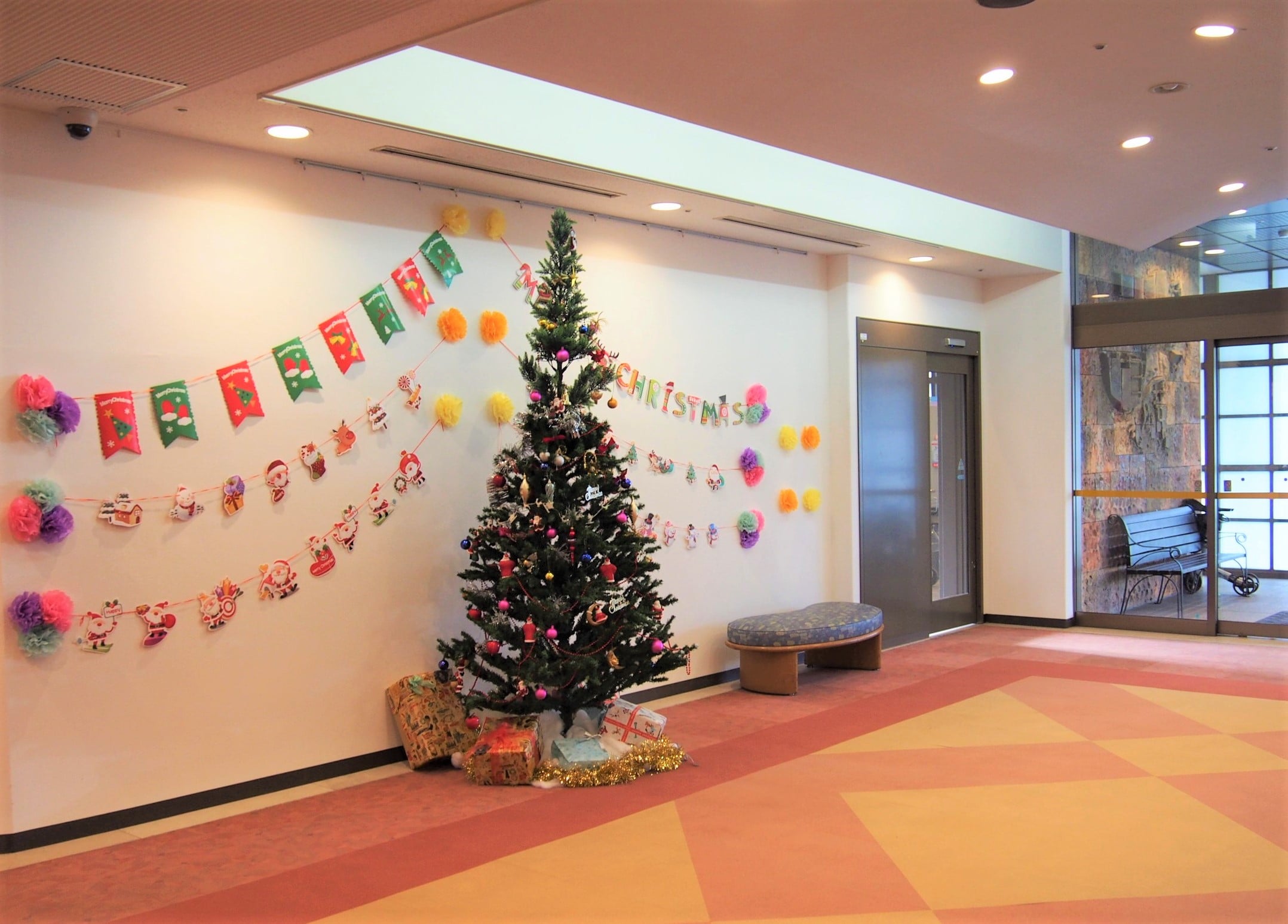 クリスマスツリーを飾りました