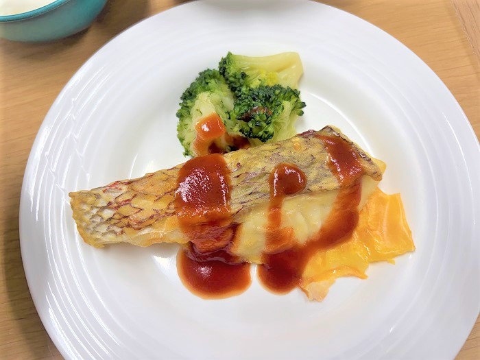 【昼食】白身魚の卵衣焼き
