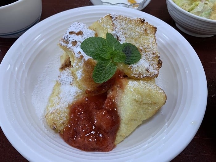 【昼食】シェフスペシャルメニュー
　～アップルフレンチトースト～苺ソース掛け～～