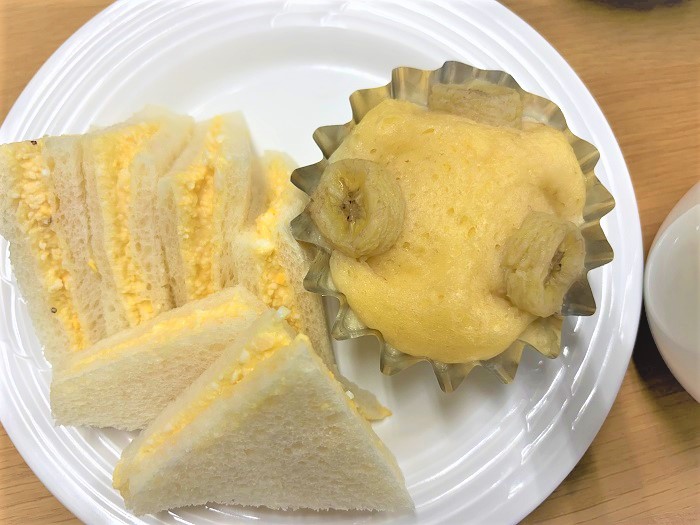 【昼食】玉子のサンドイッチ＆バナナ蒸しパン
