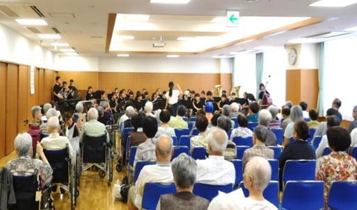 日の出中学校吹奏楽部の皆様によるコンサートを開催しました