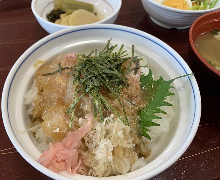 【昼食】シェフスペシャルメニュー～タイのごまだれ丼～