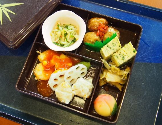 6月1日(月)昼食　「季節の弁当」はボリューム満点の中華風！