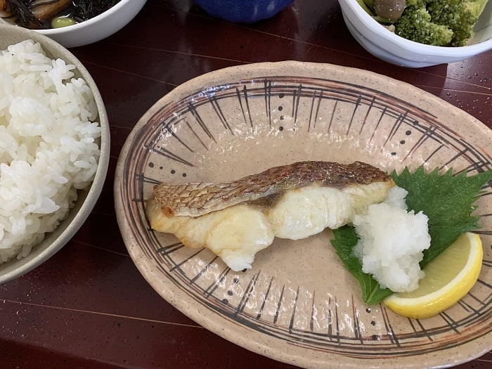 【昼食】タイの塩焼き