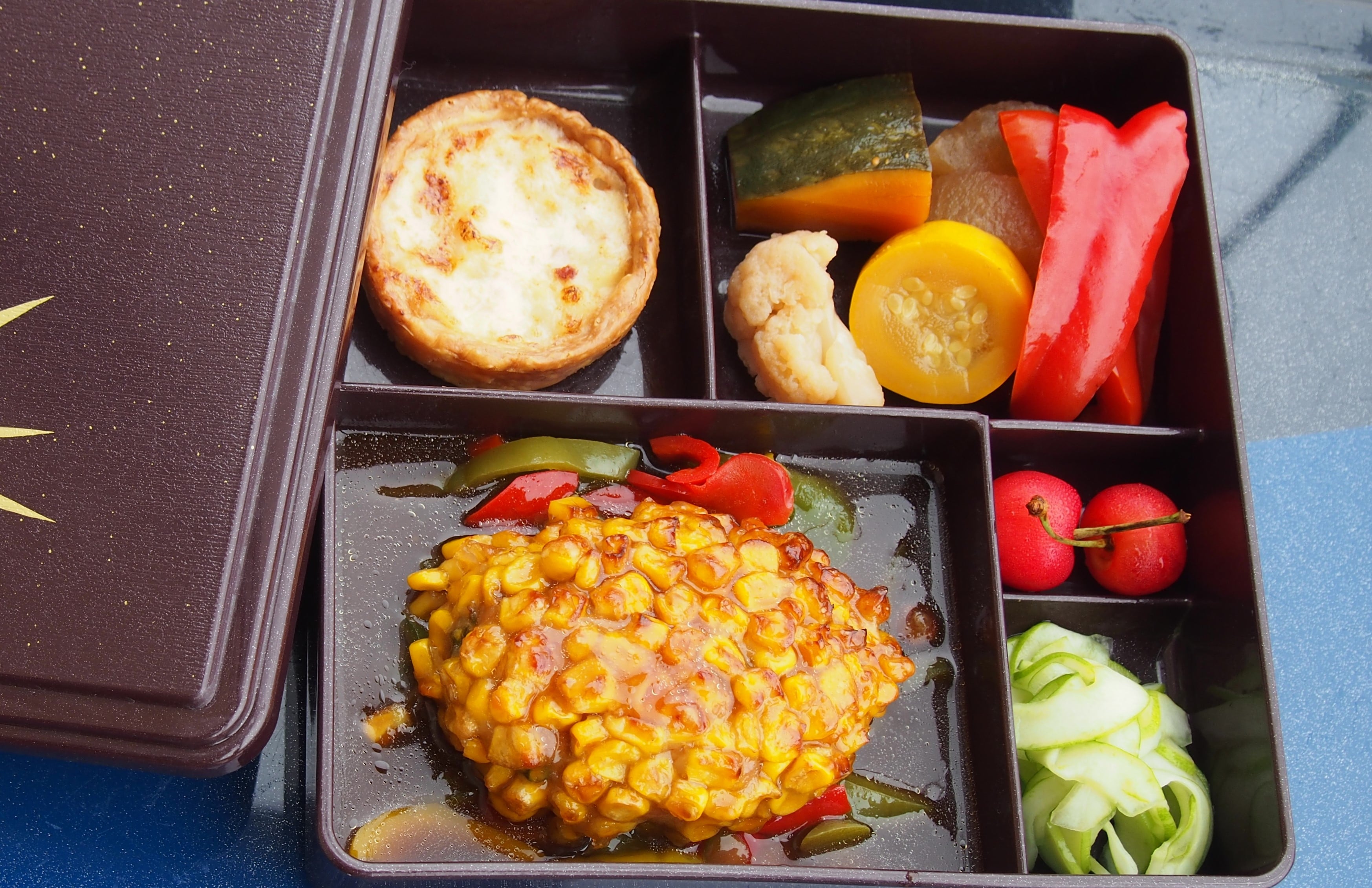 7月1日(水)昼食「季節の弁当」
目にも鮮やかな夏食材で梅雨時も美味しく、元気に！