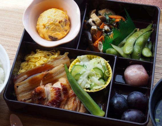 8月1日(土)昼食　梅雨明け夏本番！穴子と鶏肉で暑さに負けない「季節の弁当」