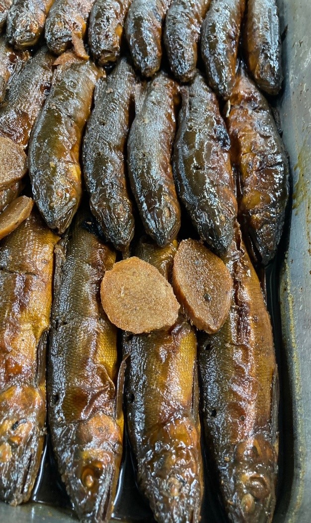 鮎の甘露煮は、一晩かけてじっくり加熱、骨までホロホロ食べられる軟らかさです。