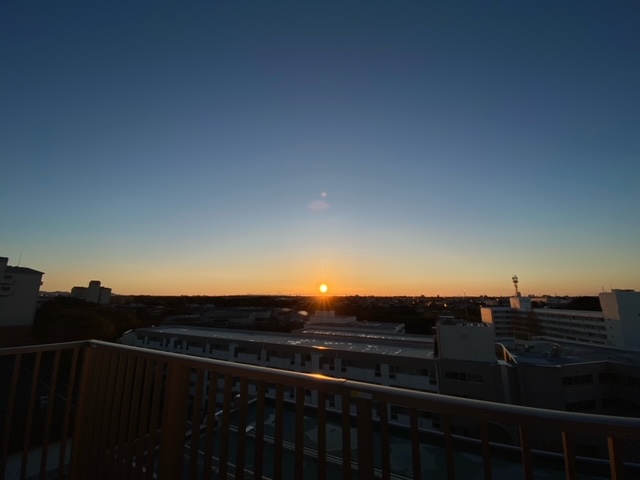 徐々に太陽が顔を出し、厳かな雰囲気に