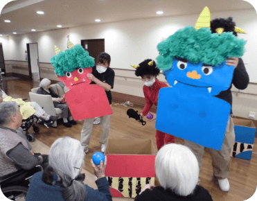 職員間で様々なイベントを企画しています。 (写真は2023年2月の入居者との節分)