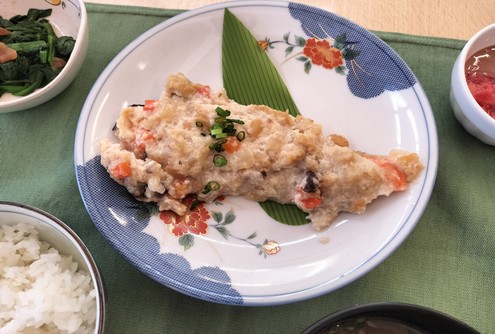 栃木県の郷土料理「しもつかれ」は、根菜と大豆を炒めてうまみを引き出し、酒粕で味を整えています。食べ易いようにアレンジして提供しました。