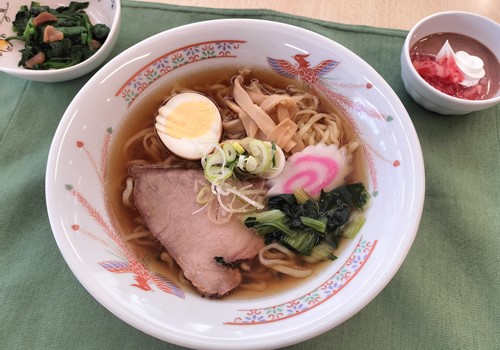 「佐野ラーメン」はご当地より取り寄せしています。あっさり醤油味を再現して提供しました。