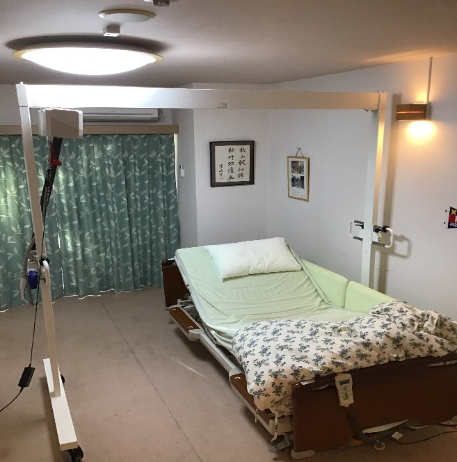 写真は据え置き型リフトと呼ばれ、櫓を組み走行用のレールを固定し電動昇降するリフトです。当園においては２台導入しております。