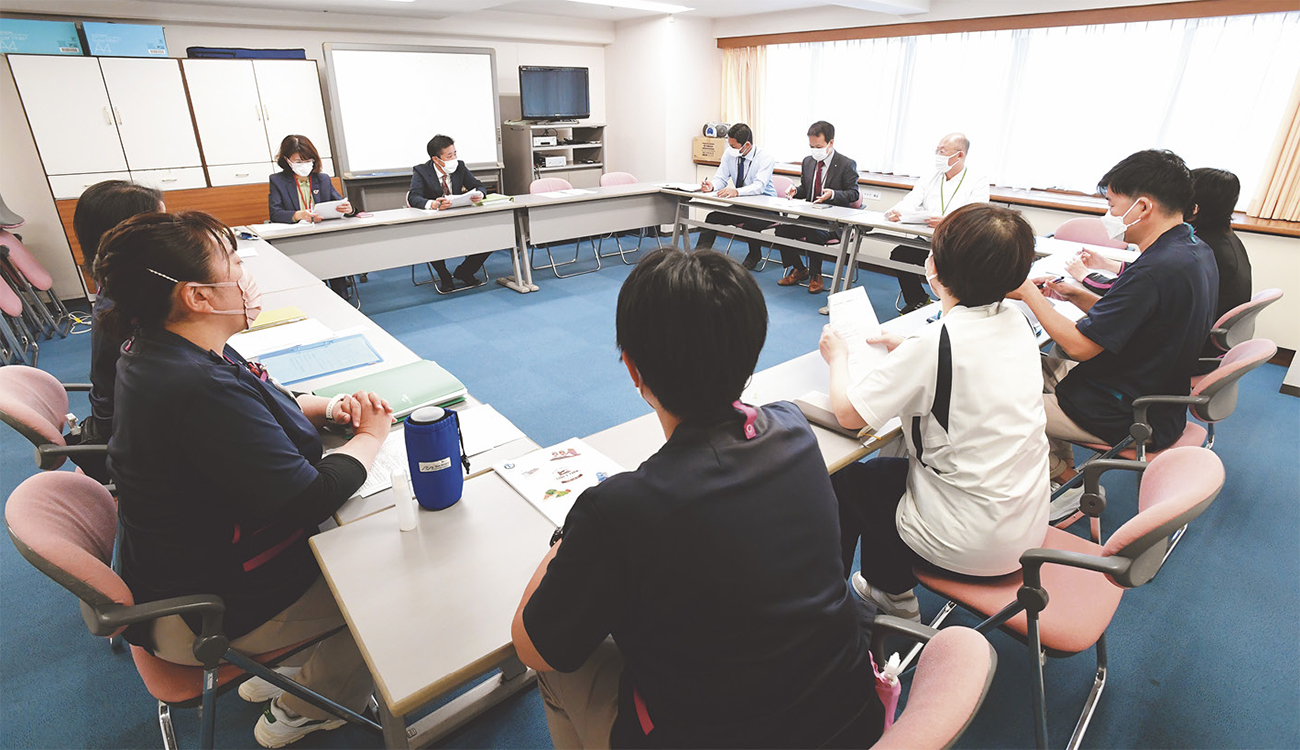 多職種参加の介護の模様です。