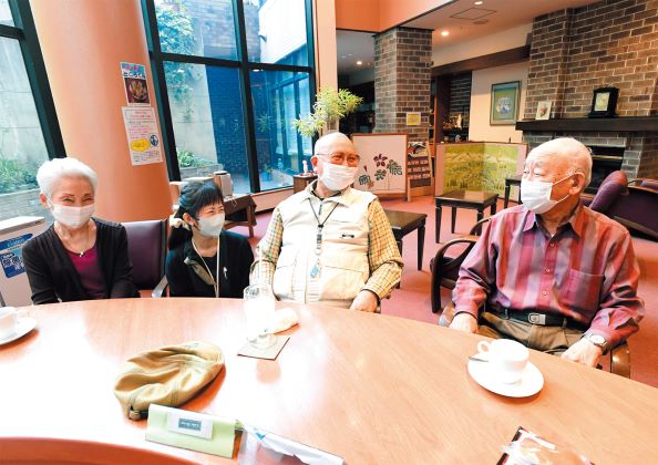 園内の喫茶コーナーで歓談されるご入居者。