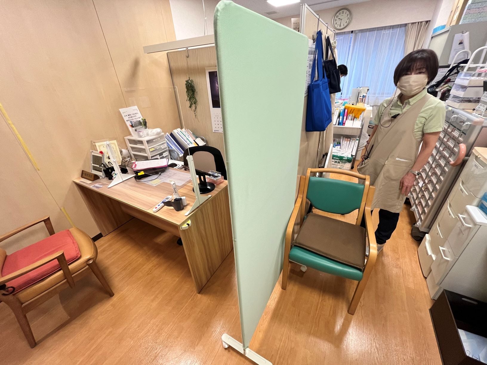 居室サービス係の事務所内　左側が「相談ブース」／右側が「処置ブース」　プライバシーに配慮できるよう移動式パーテーションを利用しています