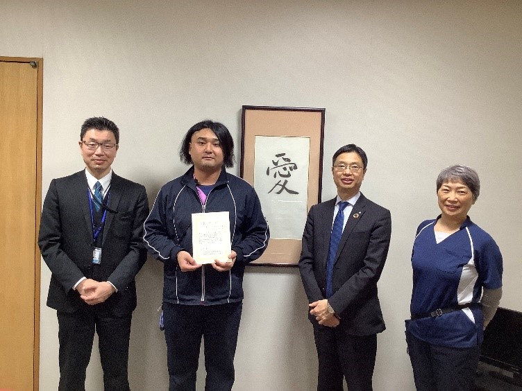 左から臼井総園長、木村彰さん、平川常務、金子課長