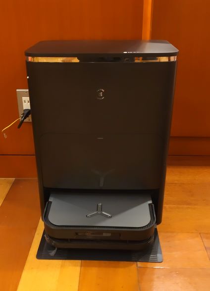 家庭用清掃ロボットのように床をくまなく清掃し、水拭きもしてくれます