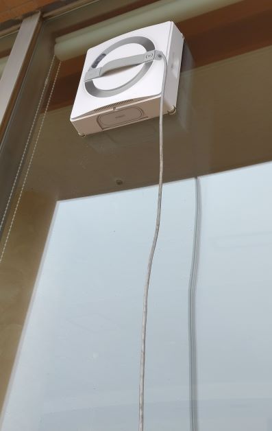 手が届かない場所も窓ふきロボットが掃除してくれます