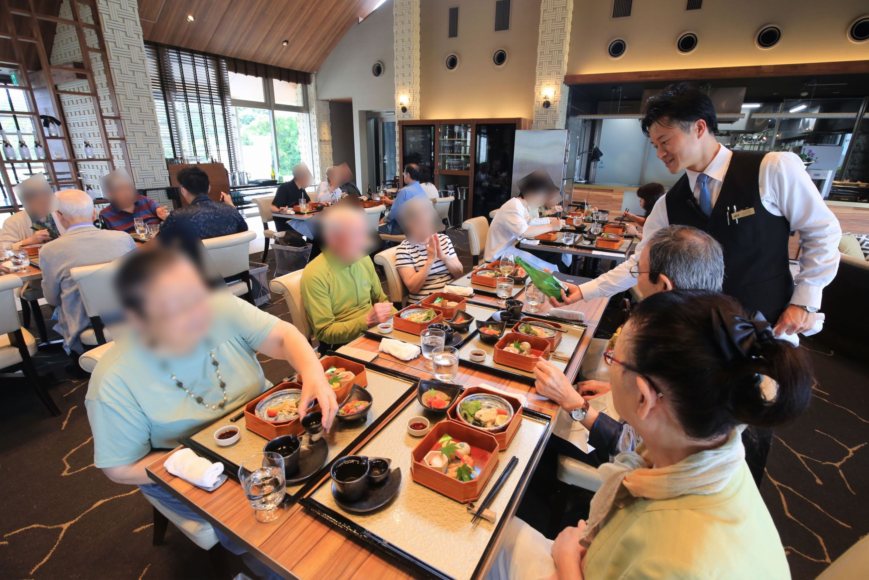 美味しいお酒とお洒落な食事で会話も弾みます