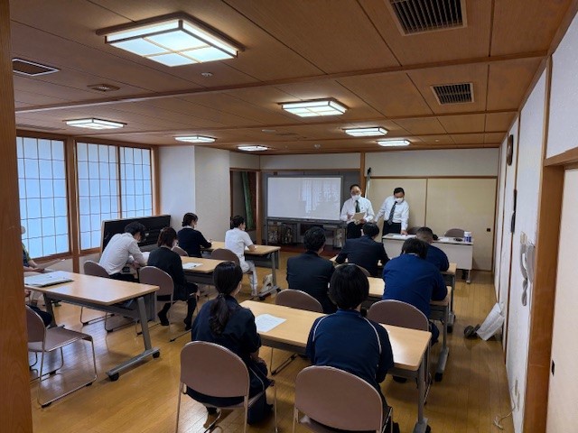 講習の初めに、防犯対策の基本や対応手順についての説明が行われました。講師の指導を受けながら重要なポイントを学びました。講師の説明に真剣に耳を傾け、実際のケースを想定しながら知識を習得しています。