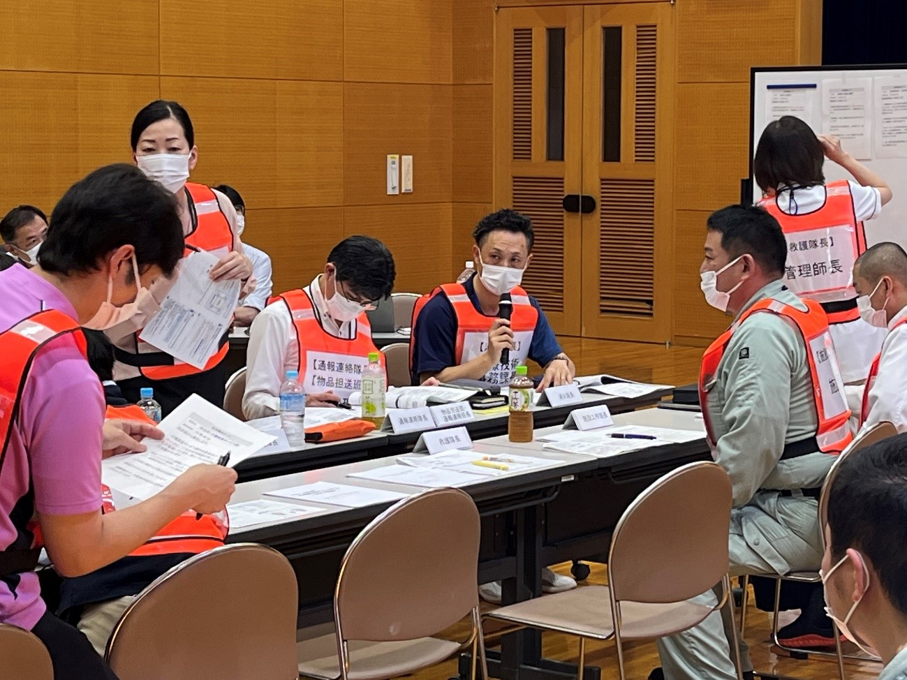 BCP訓練での報告風景。情報共有と意思決定を行っている場面です。災害時における情報の整理・報告・判断の流れを実践的に確認しました。