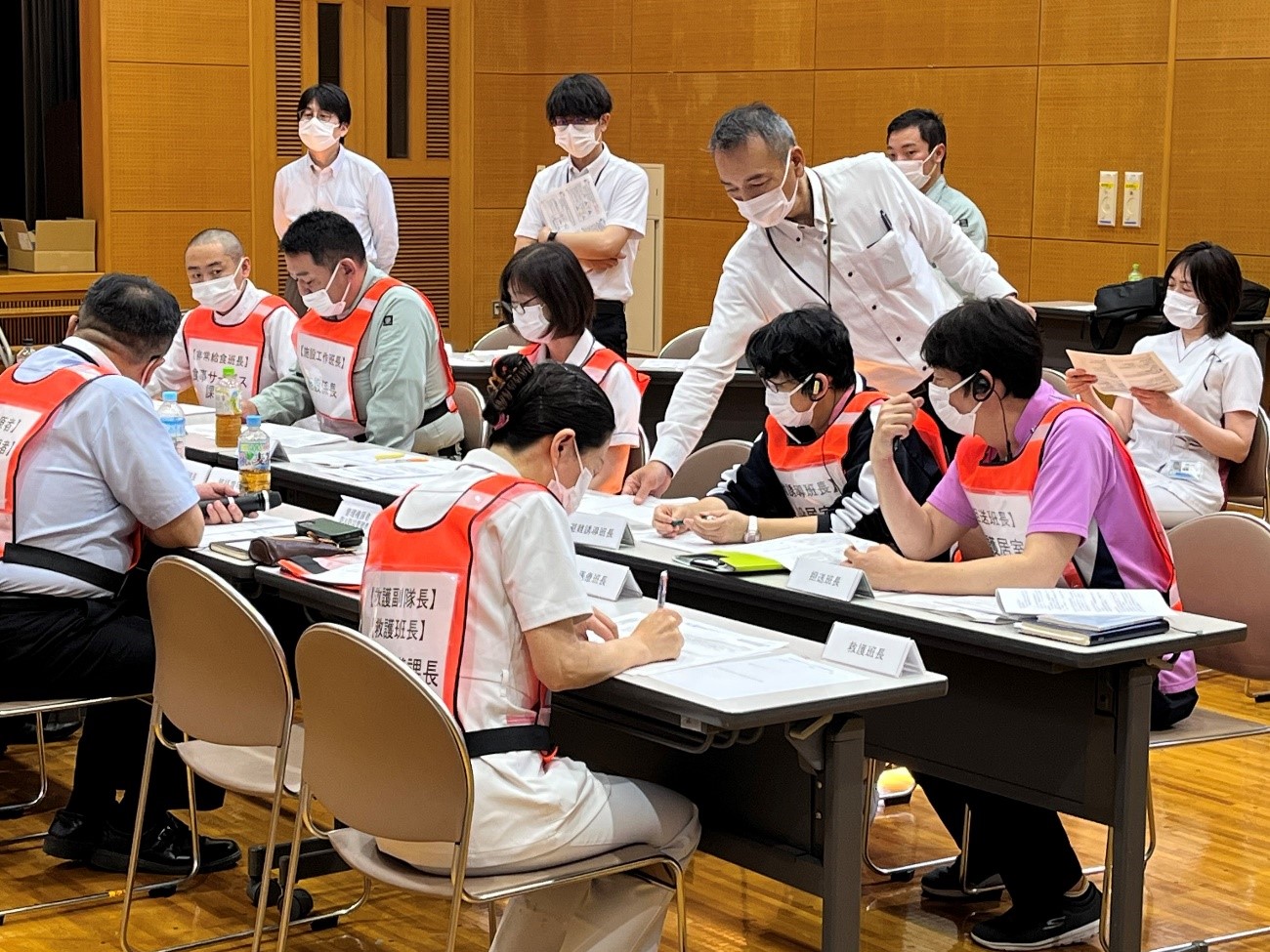 BCP訓練中の意思決定会議の様子。役職者が情報を整理し、対応方針を検討している場面です。緊張感のある議論が交わされました。