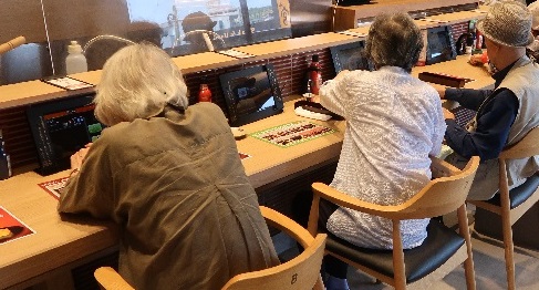 最初はタッチパネルに四苦八苦です