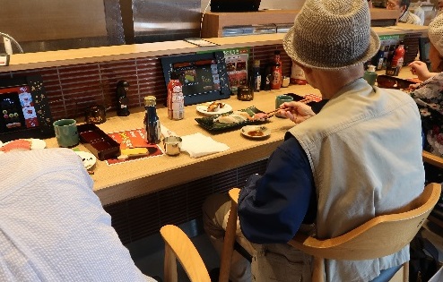 操作にも慣れ、好物のお寿司に舌鼓です
