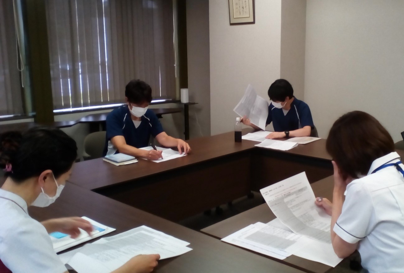 どのようなことを中心に伺うかなどの、事前打ち合わせをします。参加者は、介護職員、ケアマネジャー、看護師、生活サービス課職員、時には、入居募集担当者なども加わります。