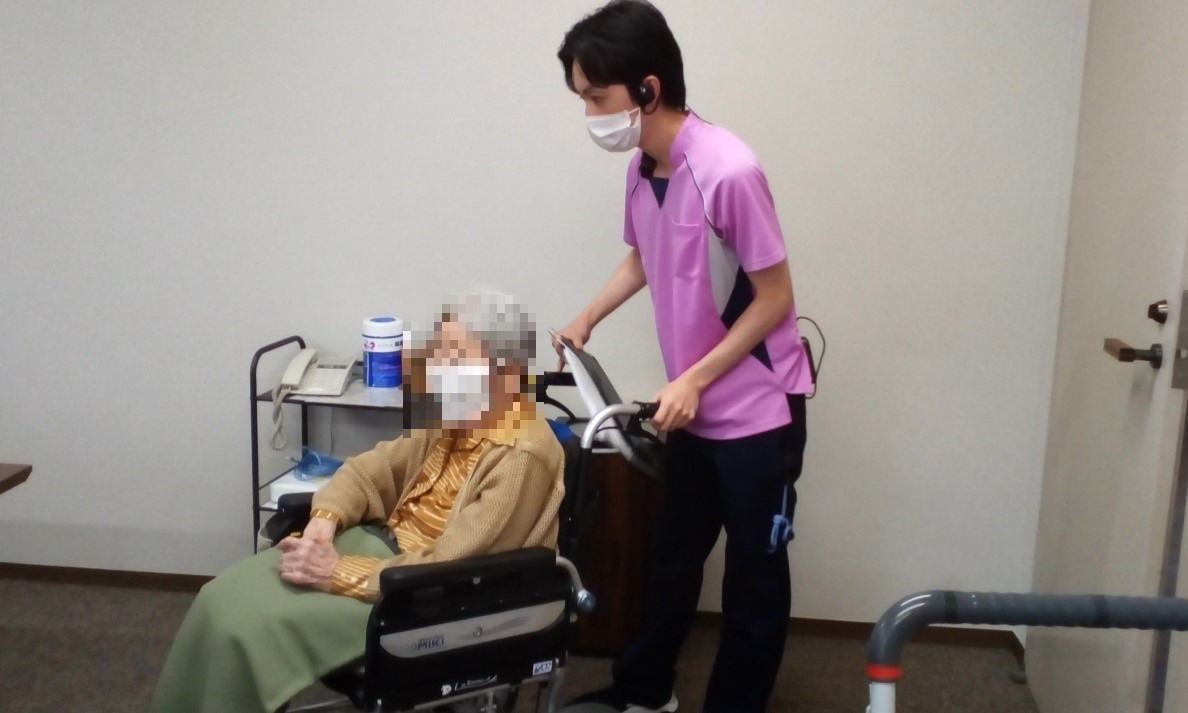 ご入居者が入場です。少し緊張されています。