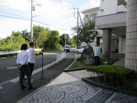 正面玄関にて撮影スタート！