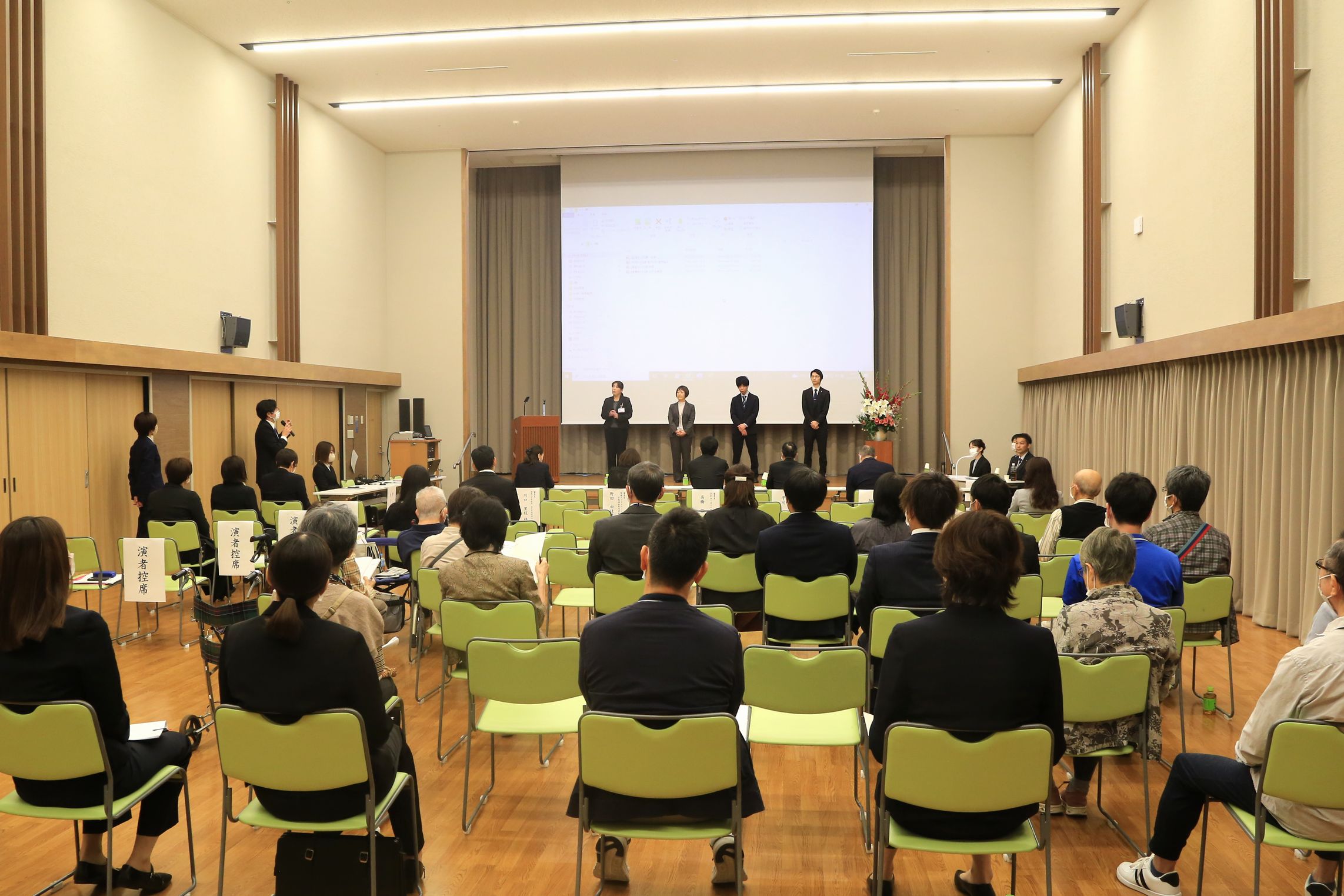 職員と共にご入居者も聴講してくれました