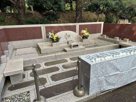 共同墓所へご案内し、ご参加の皆さまがお花を手向けました。